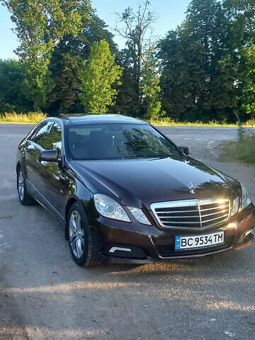 Коричневый Мерседес Е-Класс, объемом двигателя 2.99 л и пробегом 238 тыс. км за 15300 $, фото 1 на Automoto.ua