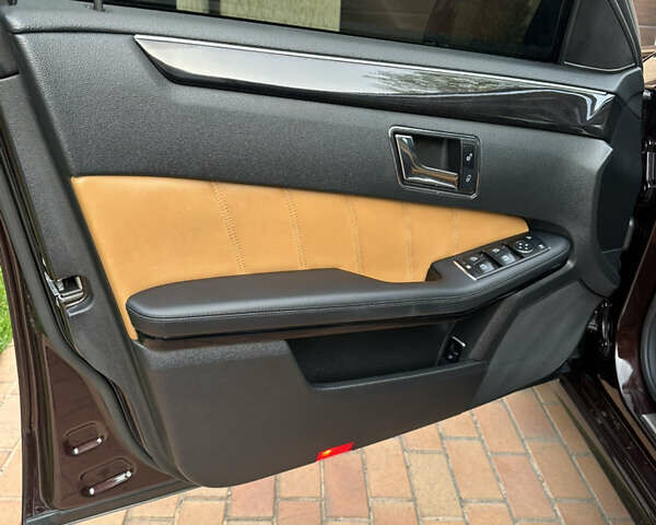 Коричневый Мерседес Е-Класс, объемом двигателя 3 л и пробегом 252 тыс. км за 15000 $, фото 5 на Automoto.ua