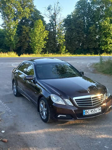 Коричневый Мерседес Е-Класс, объемом двигателя 2.99 л и пробегом 238 тыс. км за 15300 $, фото 2 на Automoto.ua