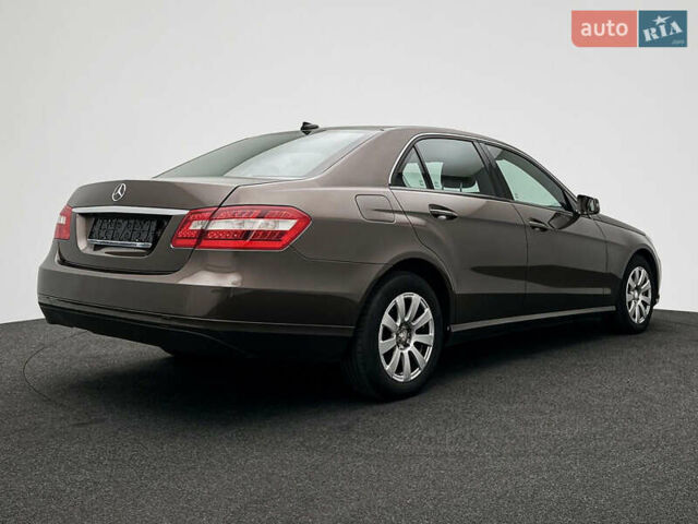 Коричневый Мерседес Е-Класс, объемом двигателя 2.2 л и пробегом 300 тыс. км за 11250 $, фото 3 на Automoto.ua