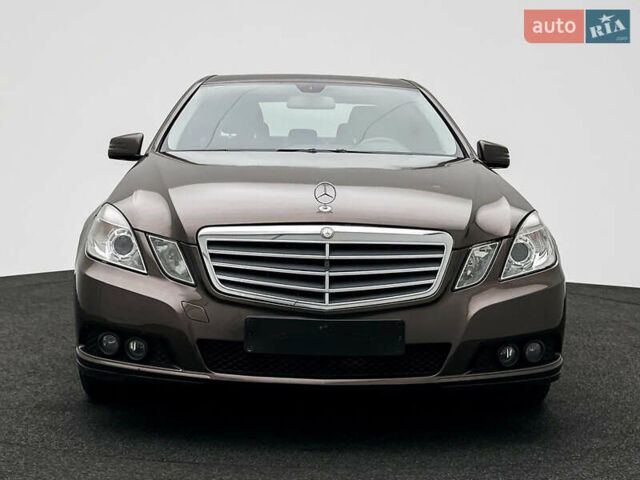 Коричневый Мерседес Е-Класс, объемом двигателя 2.2 л и пробегом 300 тыс. км за 11250 $, фото 1 на Automoto.ua