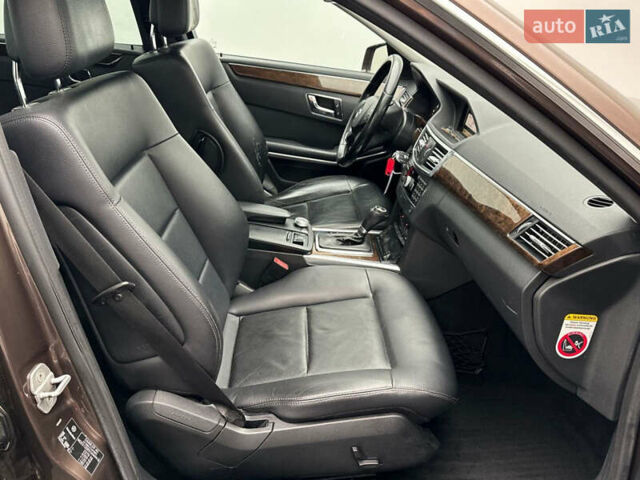 Коричневый Мерседес Е-Класс, объемом двигателя 2.2 л и пробегом 300 тыс. км за 11250 $, фото 12 на Automoto.ua