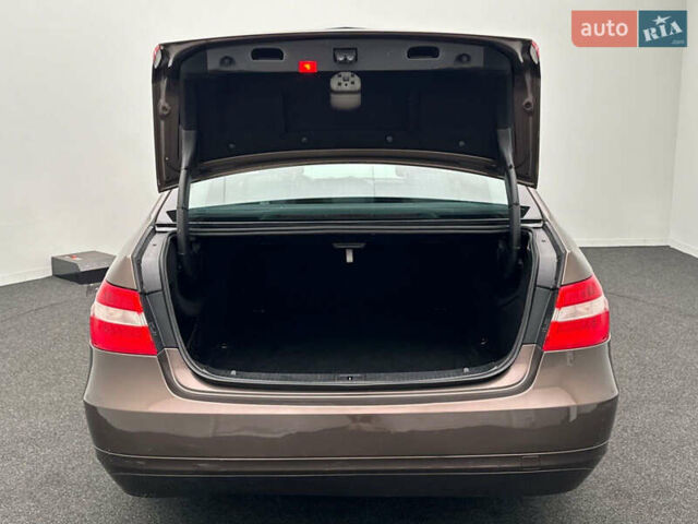 Коричневый Мерседес Е-Класс, объемом двигателя 2.2 л и пробегом 300 тыс. км за 11250 $, фото 8 на Automoto.ua