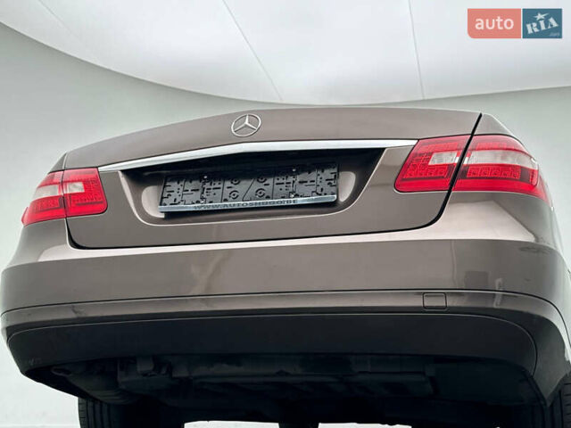 Коричневый Мерседес Е-Класс, объемом двигателя 2.2 л и пробегом 300 тыс. км за 11250 $, фото 7 на Automoto.ua