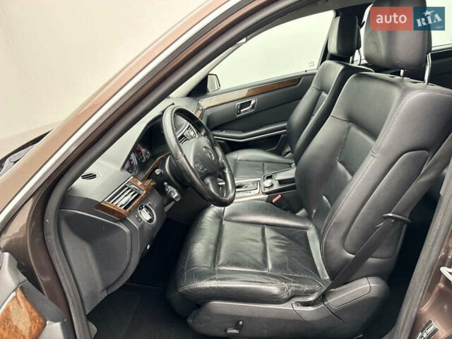 Коричневый Мерседес Е-Класс, объемом двигателя 2.2 л и пробегом 300 тыс. км за 11250 $, фото 11 на Automoto.ua