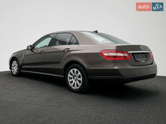 Коричневый Мерседес Е-Класс, объемом двигателя 2.2 л и пробегом 300 тыс. км за 11250 $, фото 2 на Automoto.ua