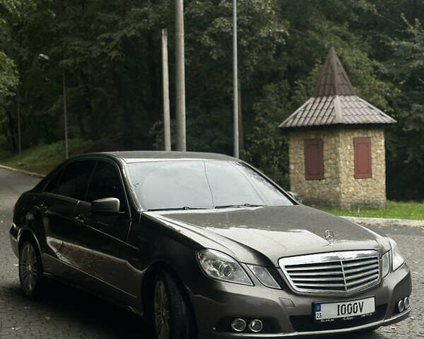 Коричневый Мерседес Е-Класс, объемом двигателя 2.2 л и пробегом 195 тыс. км за 15699 $, фото 2 на Automoto.ua