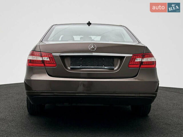 Коричневый Мерседес Е-Класс, объемом двигателя 2.2 л и пробегом 300 тыс. км за 11250 $, фото 5 на Automoto.ua