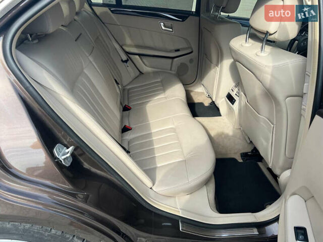 Коричневий Мерседес Е-Клас, об'ємом двигуна 2.2 л та пробігом 208 тис. км за 9599 $, фото 18 на Automoto.ua