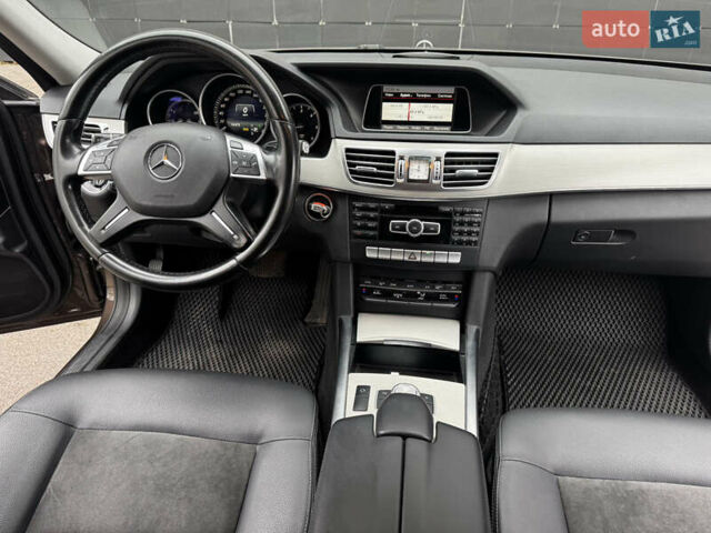 Коричневый Мерседес Е-Класс, объемом двигателя 2.2 л и пробегом 176 тыс. км за 16900 $, фото 18 на Automoto.ua