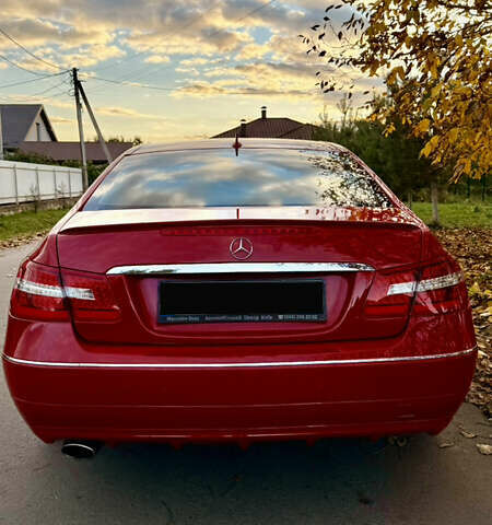 Красный Мерседес Е-Класс, объемом двигателя 1.8 л и пробегом 150 тыс. км за 16300 $, фото 2 на Automoto.ua