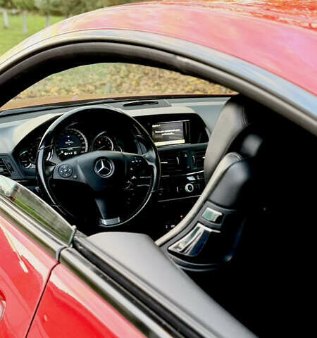 Красный Мерседес Е-Класс, объемом двигателя 1.8 л и пробегом 150 тыс. км за 16300 $, фото 19 на Automoto.ua