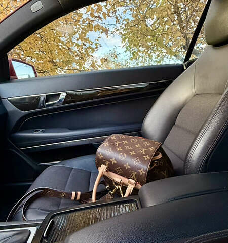 Красный Мерседес Е-Класс, объемом двигателя 1.8 л и пробегом 150 тыс. км за 16300 $, фото 11 на Automoto.ua