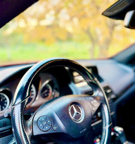 Красный Мерседес Е-Класс, объемом двигателя 1.8 л и пробегом 150 тыс. км за 16300 $, фото 25 на Automoto.ua