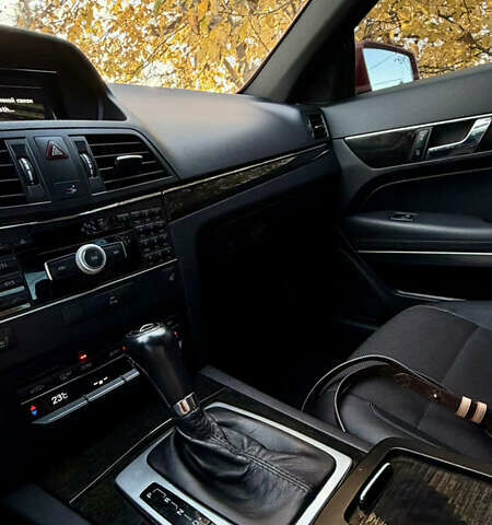 Красный Мерседес Е-Класс, объемом двигателя 1.8 л и пробегом 150 тыс. км за 16300 $, фото 8 на Automoto.ua