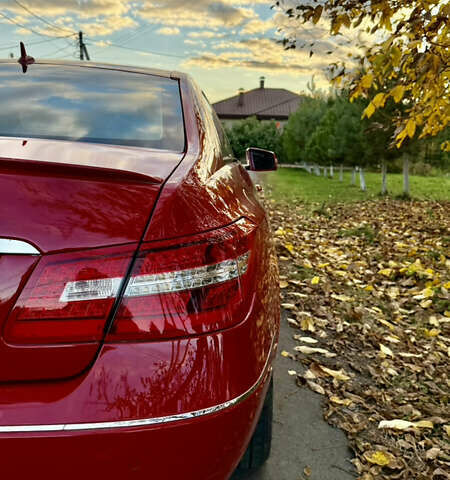 Красный Мерседес Е-Класс, объемом двигателя 1.8 л и пробегом 150 тыс. км за 16300 $, фото 4 на Automoto.ua