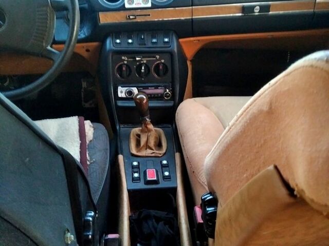 Красный Мерседес Е-Класс, объемом двигателя 2.3 л и пробегом 200 тыс. км за 1500 $, фото 3 на Automoto.ua