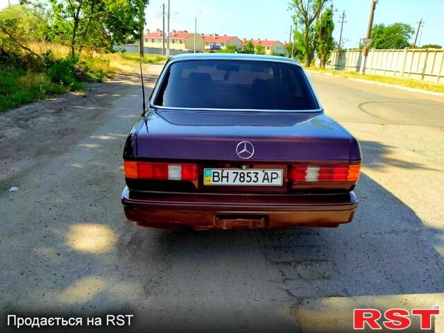 Красный Мерседес Е-Класс, объемом двигателя 2.3 л и пробегом 200 тыс. км за 1500 $, фото 1 на Automoto.ua