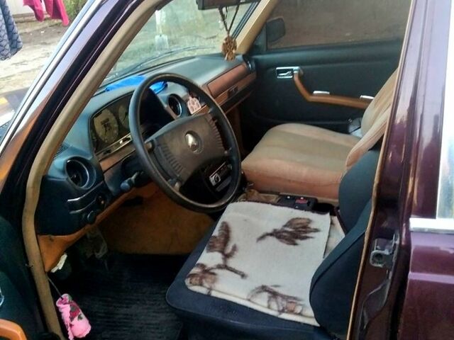 Красный Мерседес Е-Класс, объемом двигателя 2.3 л и пробегом 200 тыс. км за 1500 $, фото 2 на Automoto.ua