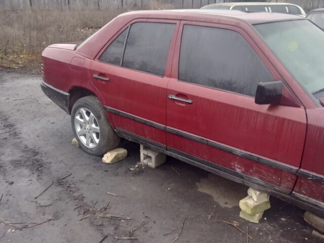 Красный Мерседес Е-Класс, объемом двигателя 2 л и пробегом 389 тыс. км за 700 $, фото 2 на Automoto.ua