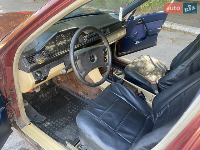 Красный Мерседес Е-Класс, объемом двигателя 2 л и пробегом 721 тыс. км за 2000 $, фото 7 на Automoto.ua