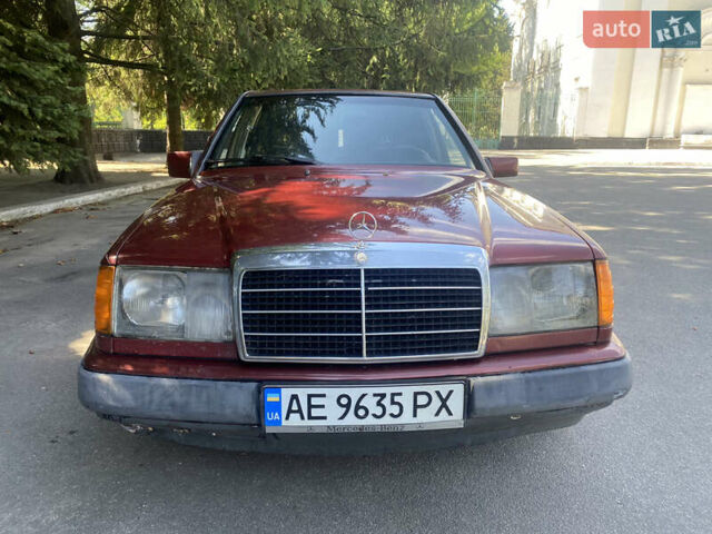 Красный Мерседес Е-Класс, объемом двигателя 2 л и пробегом 721 тыс. км за 2000 $, фото 2 на Automoto.ua