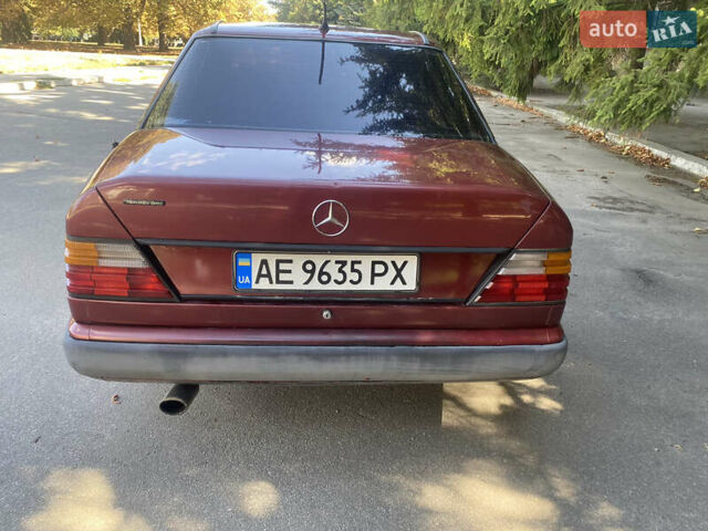 Красный Мерседес Е-Класс, объемом двигателя 2 л и пробегом 721 тыс. км за 2000 $, фото 6 на Automoto.ua