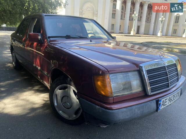 Красный Мерседес Е-Класс, объемом двигателя 2 л и пробегом 721 тыс. км за 2000 $, фото 1 на Automoto.ua