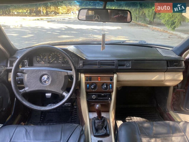 Красный Мерседес Е-Класс, объемом двигателя 2 л и пробегом 721 тыс. км за 2000 $, фото 8 на Automoto.ua