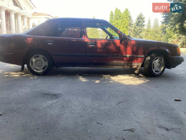 Красный Мерседес Е-Класс, объемом двигателя 2 л и пробегом 721 тыс. км за 2000 $, фото 5 на Automoto.ua