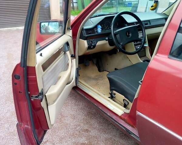 Красный Мерседес Е-Класс, объемом двигателя 2 л и пробегом 500 тыс. км за 1600 $, фото 10 на Automoto.ua