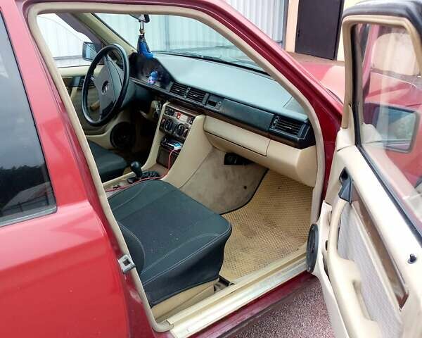 Красный Мерседес Е-Класс, объемом двигателя 2 л и пробегом 500 тыс. км за 1600 $, фото 7 на Automoto.ua