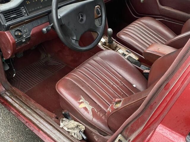 Червоний Мерседес Е-Клас, об'ємом двигуна 3 л та пробігом 300 тис. км за 1111 $, фото 3 на Automoto.ua