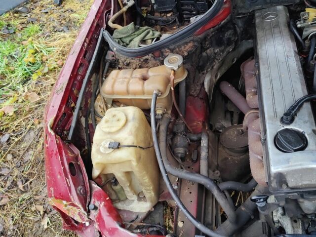 Красный Мерседес Е-Класс, объемом двигателя 3 л и пробегом 400 тыс. км за 1000 $, фото 5 на Automoto.ua