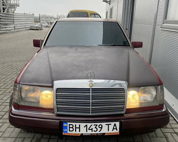 Красный Мерседес Е-Класс, объемом двигателя 2 л и пробегом 350 тыс. км за 1800 $, фото 1 на Automoto.ua