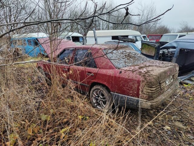 Красный Мерседес Е-Класс, объемом двигателя 3 л и пробегом 400 тыс. км за 1000 $, фото 3 на Automoto.ua