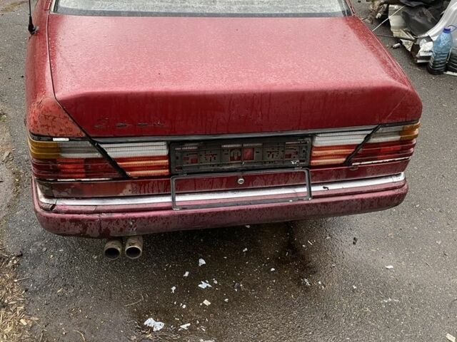 Червоний Мерседес Е-Клас, об'ємом двигуна 3 л та пробігом 300 тис. км за 1111 $, фото 6 на Automoto.ua