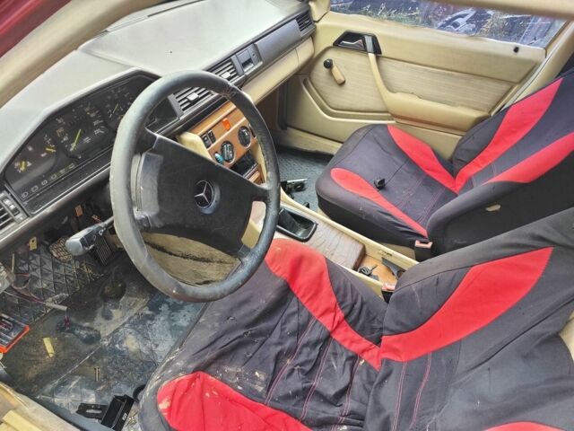 Красный Мерседес Е-Класс, объемом двигателя 3 л и пробегом 400 тыс. км за 1000 $, фото 7 на Automoto.ua