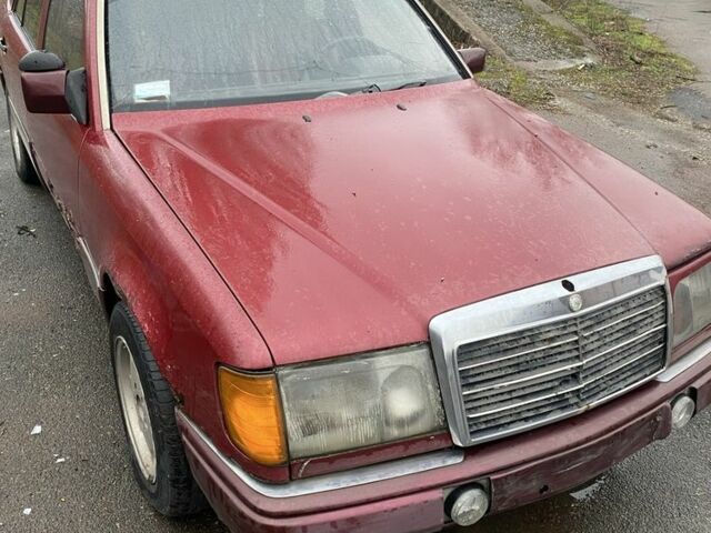 Червоний Мерседес Е-Клас, об'ємом двигуна 3 л та пробігом 300 тис. км за 1111 $, фото 1 на Automoto.ua