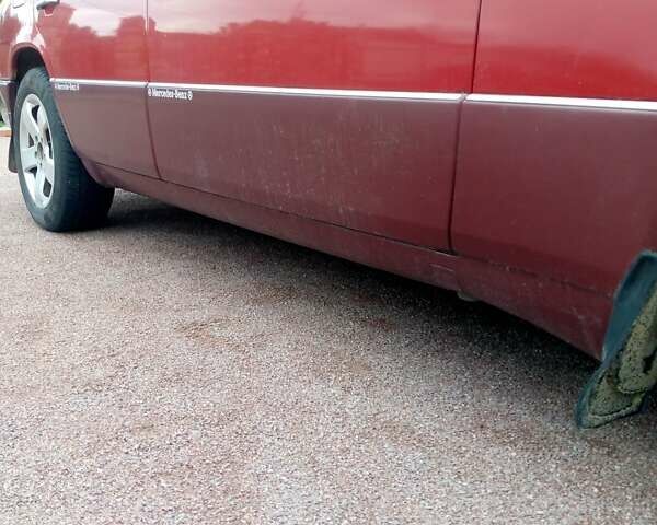 Красный Мерседес Е-Класс, объемом двигателя 2 л и пробегом 500 тыс. км за 1600 $, фото 6 на Automoto.ua