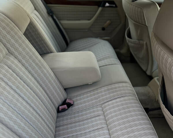 Мерседес Е-Класс 1990 в Тернополе на Automoto.ua Красный Мерседес Е-Класс, объемом двигателя 2.5 л и пробегом 420 тыс. км за 4100 $, фото 7 на Automoto.ua