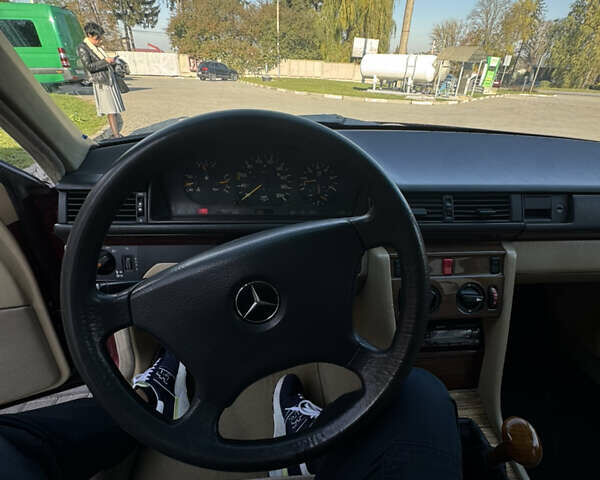 Мерседес Е-Класс 1990 в Тернополе на Automoto.ua Красный Мерседес Е-Класс, объемом двигателя 2.5 л и пробегом 420 тыс. км за 4100 $, фото 9 на Automoto.ua