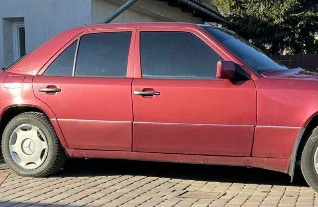 Красный Мерседес Е-Класс, объемом двигателя 0 л и пробегом 350 тыс. км за 2500 $, фото 3 на Automoto.ua