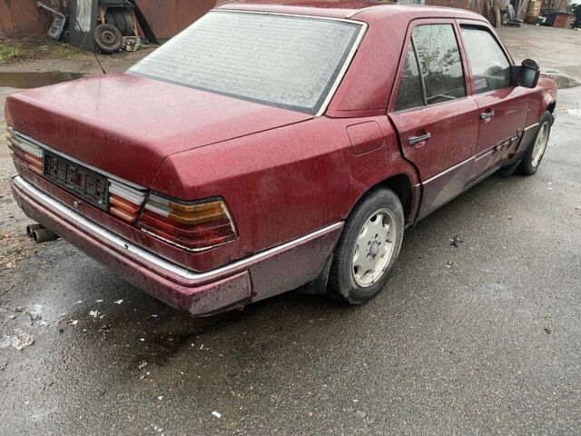 Красный Мерседес Е-Класс, объемом двигателя 0 л и пробегом 350 тыс. км за 2500 $, фото 2 на Automoto.ua