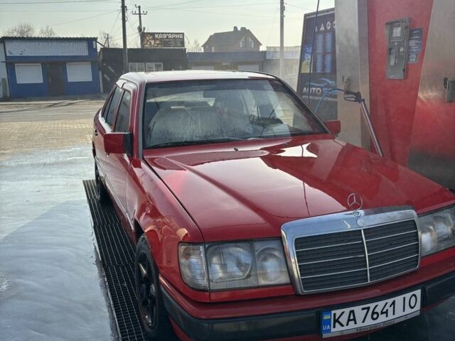 Красный Мерседес Е-Класс, объемом двигателя 2.3 л и пробегом 400 тыс. км за 1900 $, фото 1 на Automoto.ua