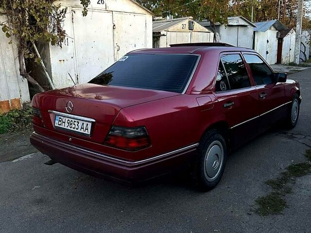 Красный Мерседес Е-Класс, объемом двигателя 2.5 л и пробегом 350 тыс. км за 2100 $, фото 4 на Automoto.ua