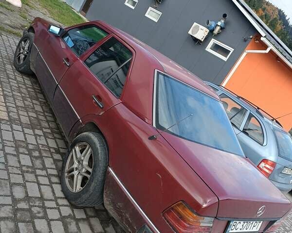 Красный Мерседес Е-Класс, объемом двигателя 2.5 л и пробегом 350 тыс. км за 2600 $, фото 3 на Automoto.ua