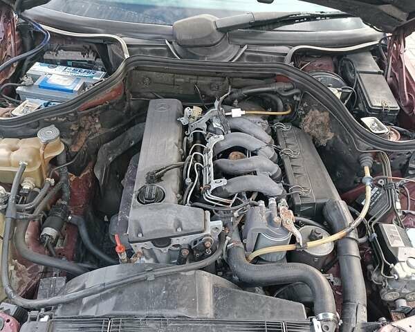 Красный Мерседес Е-Класс, объемом двигателя 2.5 л и пробегом 350 тыс. км за 2600 $, фото 6 на Automoto.ua