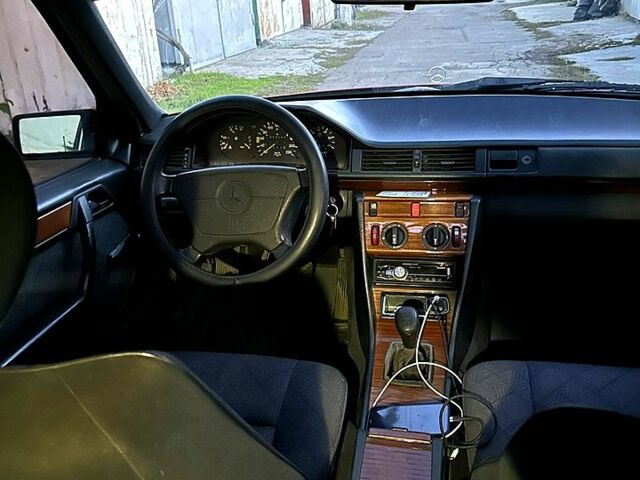 Красный Мерседес Е-Класс, объемом двигателя 2.5 л и пробегом 350 тыс. км за 2100 $, фото 5 на Automoto.ua