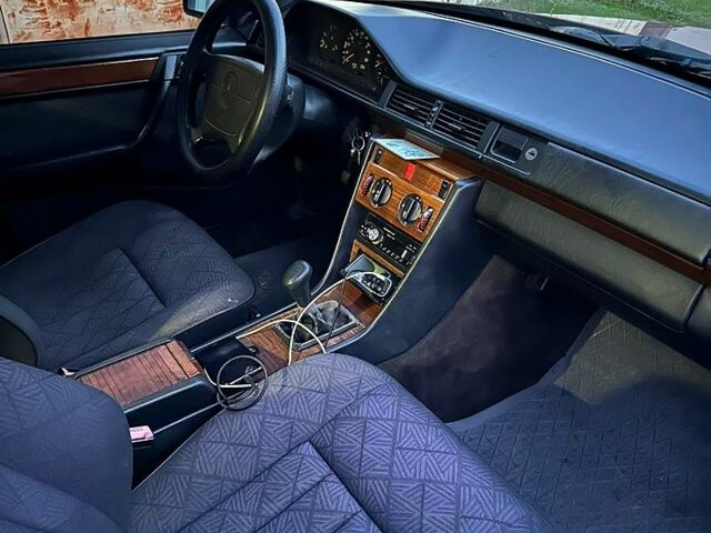 Красный Мерседес Е-Класс, объемом двигателя 2.5 л и пробегом 350 тыс. км за 2100 $, фото 6 на Automoto.ua